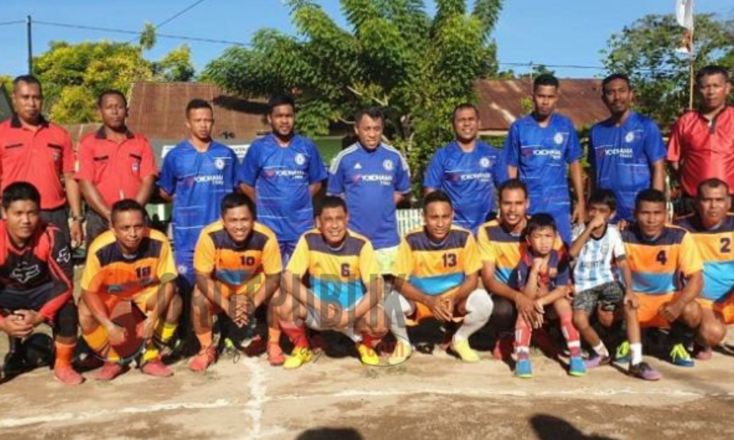 Salah satun tim futsal yang mengikuti Turnamen Futsal Binter Cup III yang digelar Kodim 1506/Namlea, Kabupaten Buru, Maluku. (Foto: Adam S/SorotPublik)