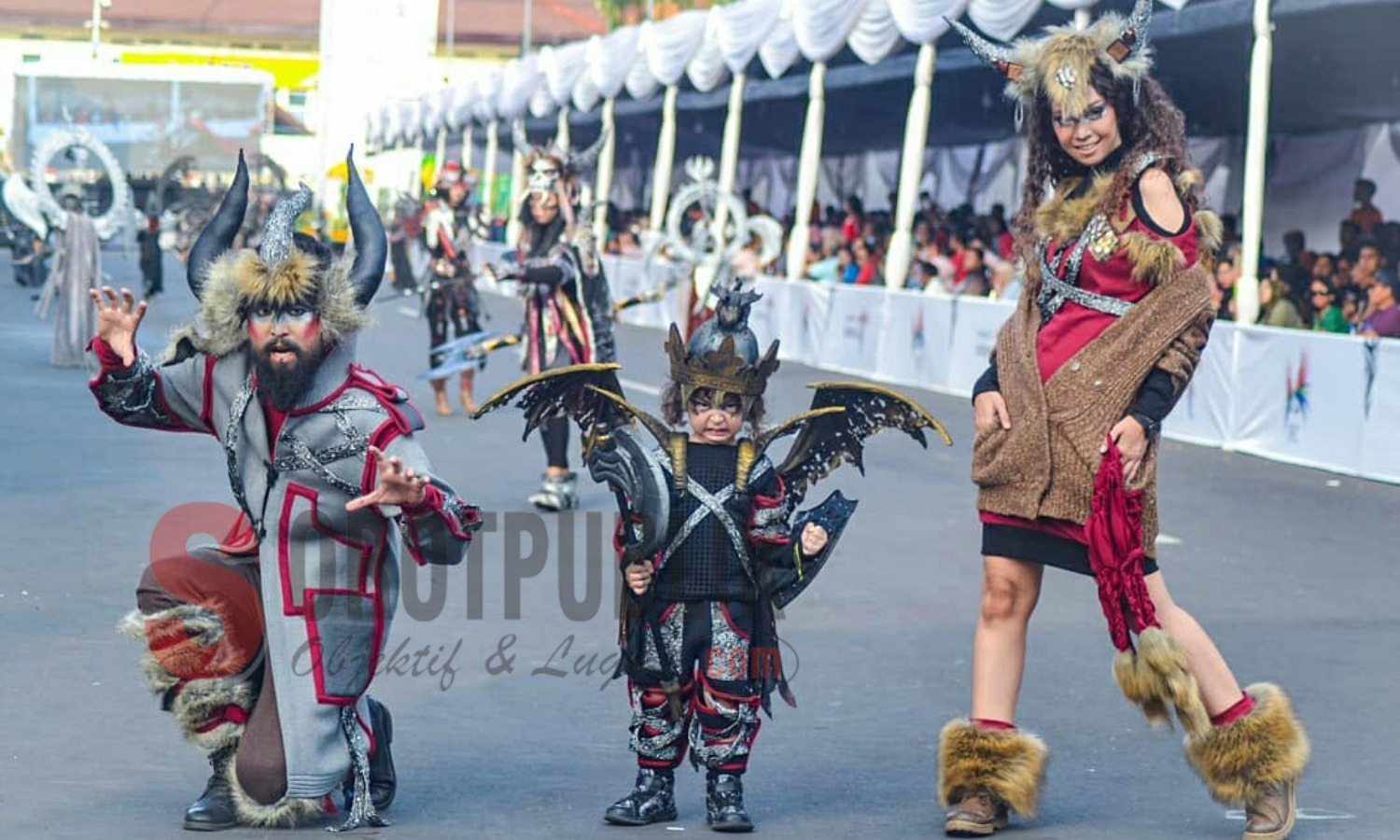 Kemeriahan saat acara Jember Fashion Carnaval (JFC) 2019 berlangsung di Alun-alun Kabupaten Jember. (Foto: Nurul H/SorotPublik)