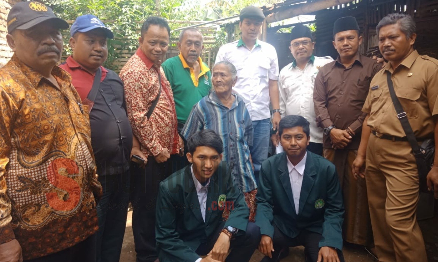 Foto bersama nenek Rokayah dengan pihak Baznas dan perangkat desa. (Foto: Moh. Ibnu/SorotPublik)