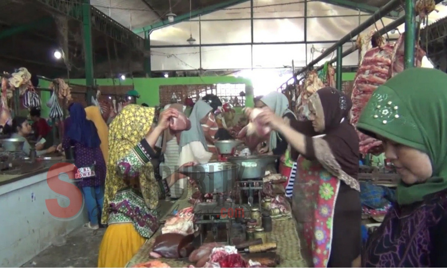 Suasana jual beli di pasar daging Pasar Anom Sumenep, Madura, jelang Hari Raya Idul Adha 1440 H. (Foto: Hairul/SorotPublik)