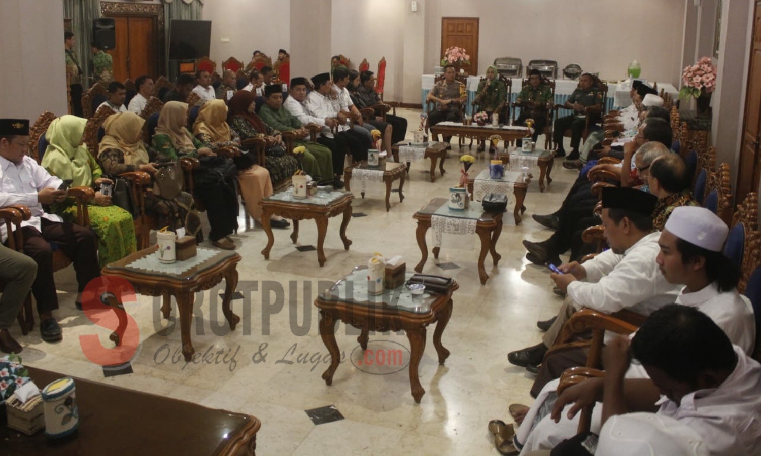 Suasana pertemuan antara pimpinan daerah dengan tokoh agama di Jember guna membahas persoalan JFC. (Foto: Nurul H/SorotPublik)