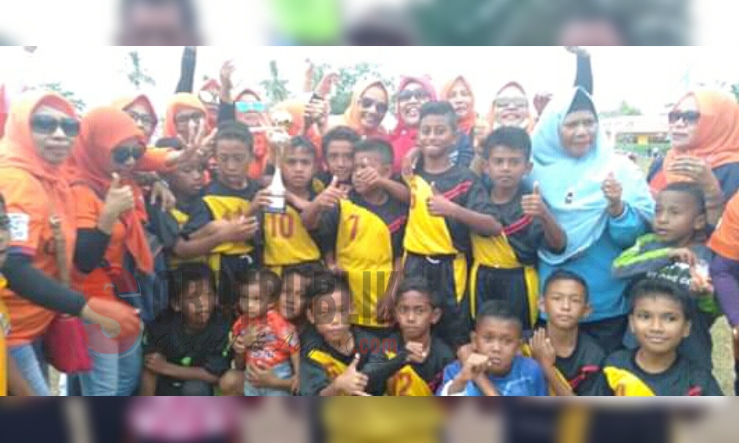 Tim Sepak Bola SD Alhilaal 1 Namlea foto bersama para guru usai menerima piala penghargaan sebagai Juara I Tournament Kompetisi Sepak Bola U-12 yang digelar Dispora Kabupaten Buru. (Foto: Adam S/SorotPublik)