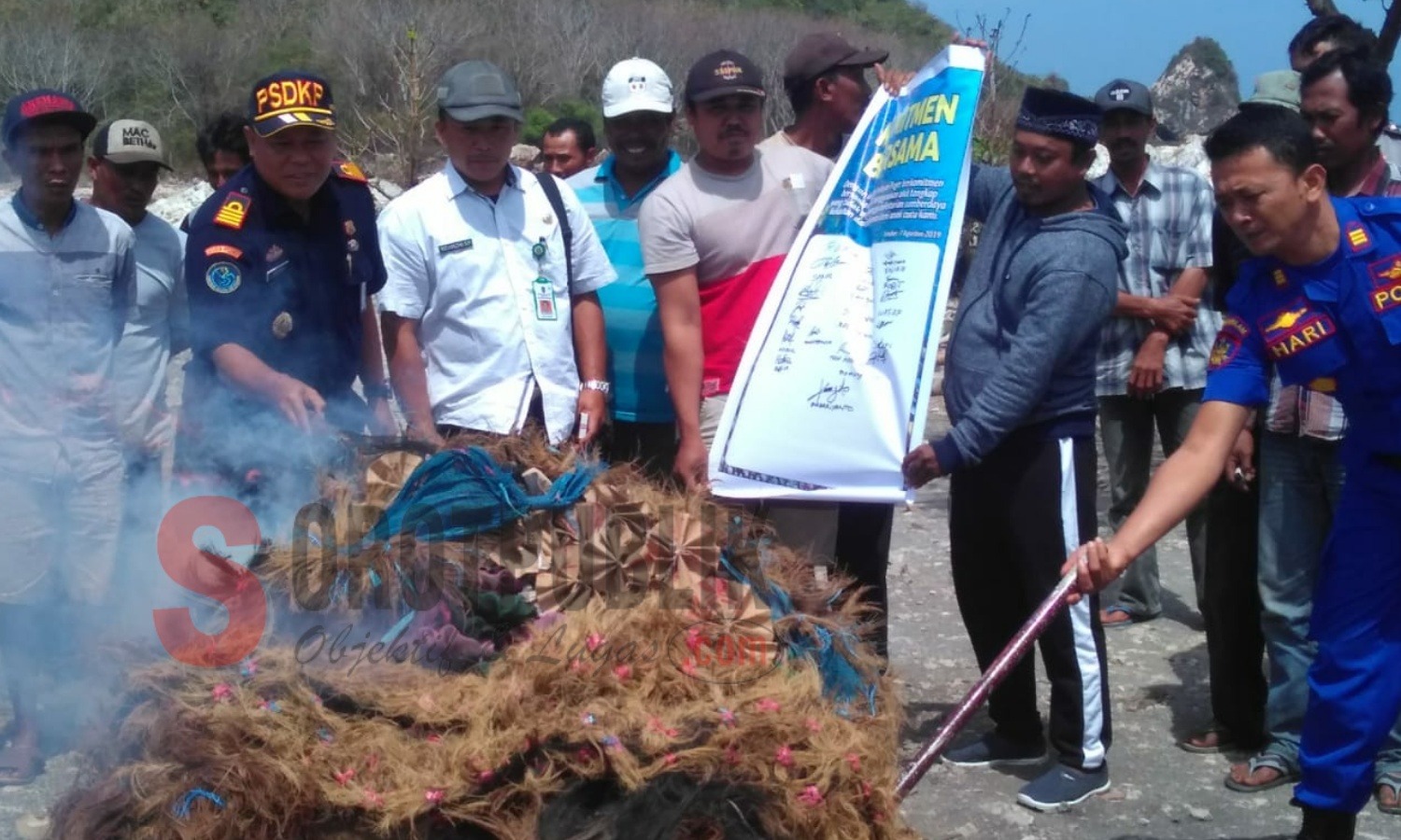 Pembakaran alat tangkap benih lobster yang tidak ramah lingkungan milik sejumlah nelayan Puger Jember di Pangkalan Pengawasan Sumberdaya Kelautan dan Perikanan (PSDKP) Benoa di Pantai Pancer Puger. (Foto: Nurul H/SorotPublik)