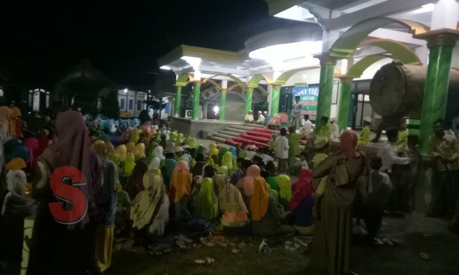 Antusiasme masyarakat dan anak-anak dalam perlombaan Gema Takbir 2019 di Ponpes Miftahul Huda Dusun Sumbersari, Desa Mayangan, Kecamatan Gumukmas, Jember. (Foto: M. Ibnu AS/SorotPublik)