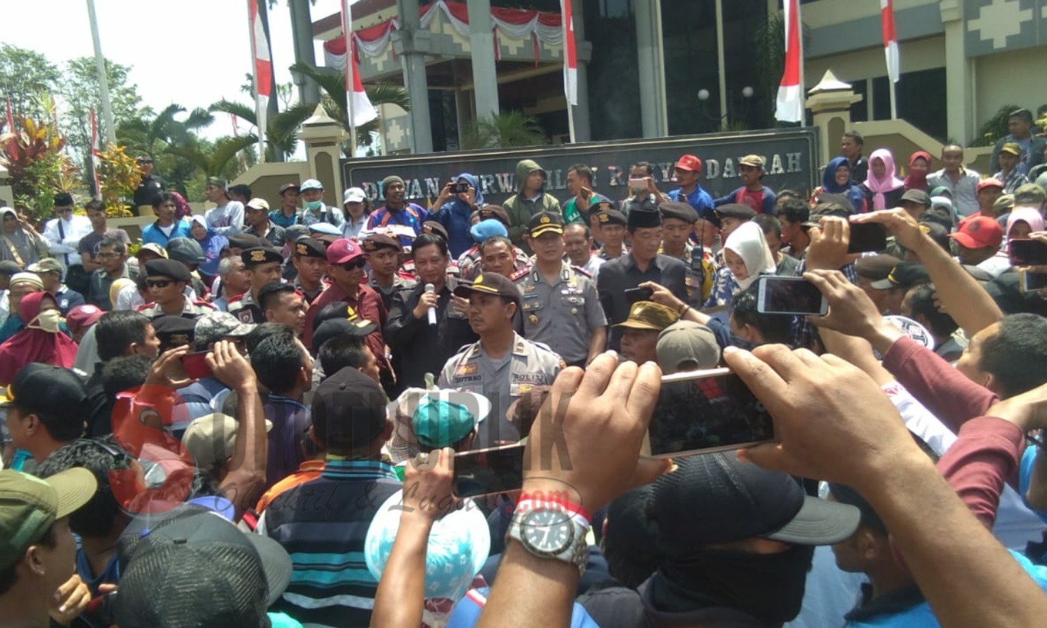 Suasana demonstrasi Buruh PDP Kahyangan di depan gedung DPRD Jember. (Foto: Nurul H/SorotPublik)