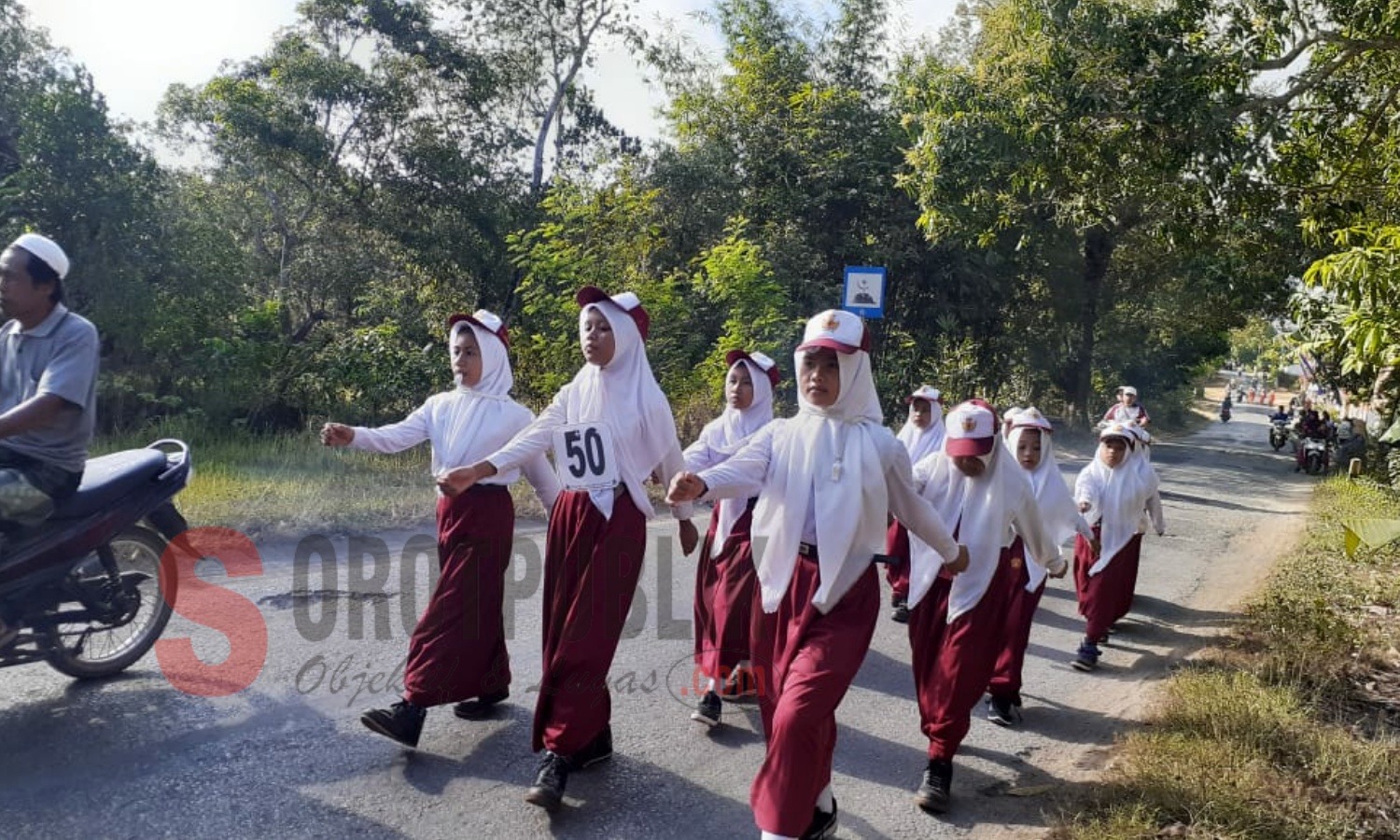 Salah satu peserta Lomba Gerak Jalan dari SDN Jelbudan, Kecamatan Dasuk, Sumenep. (Foto: Heri/SorotPublik)