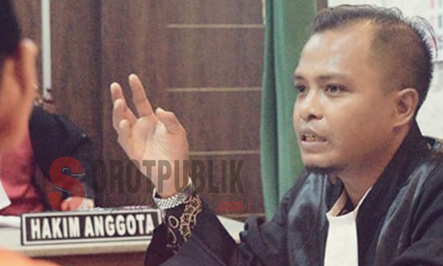 Fakih Imam Kurnain, Penasehat hukum terdakwa kasus pencabulan anak di bawah umur saat sidang perdana di PN Jember. (Foto: Nurul H/SorotPublik)