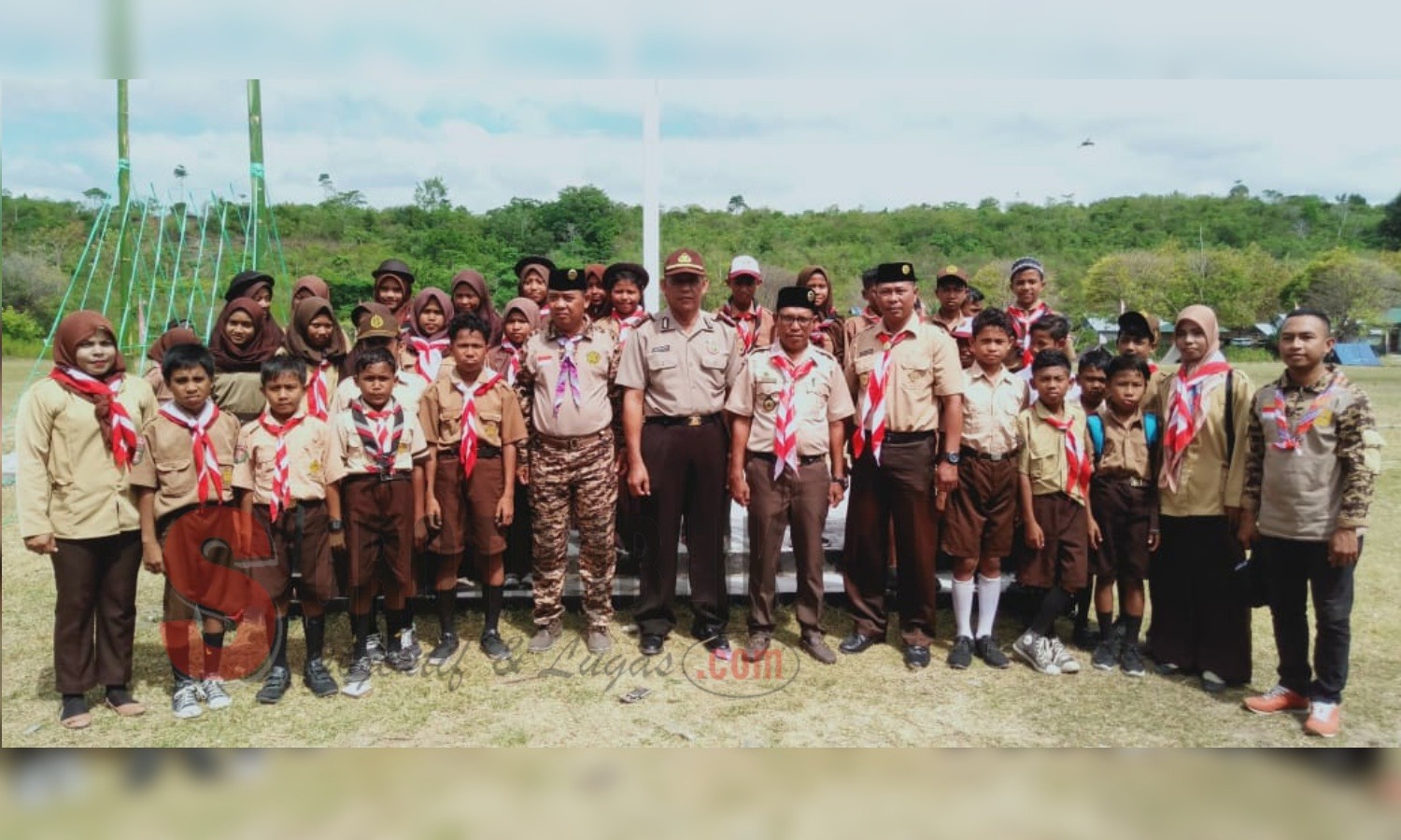 Foto bersama peserta kemah Pramuka Kwarran Desa Waplau, Kecamatan Waplau, Kabupaten Buru usai mengikuti apel dalam rangka peringatan HUT Pramuka Ke-58. (Foto: Adam S/SorotPublik)