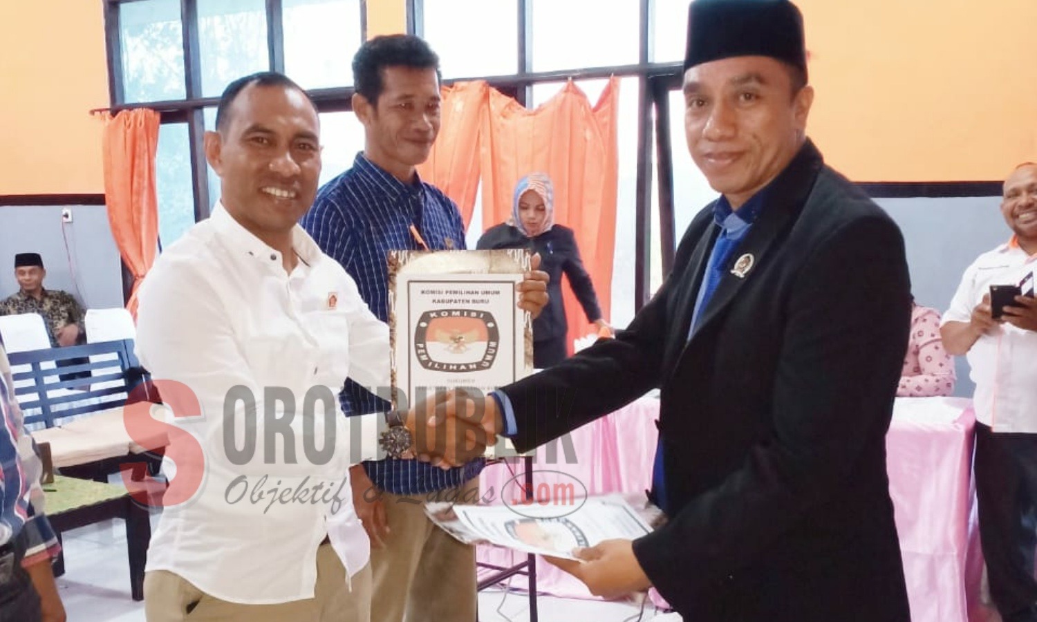 M. Rustam Fadly Tukuboya saat menerima SK Penetapan Anggota DPRD Kabupaten Buru Periode 2019-2024 dari Ketua KPU Buru, Munir Soamole, SH di aula KPU Buru sekitar pukul 16.30 WIT. (Foto: Adam S/SorotPublik)