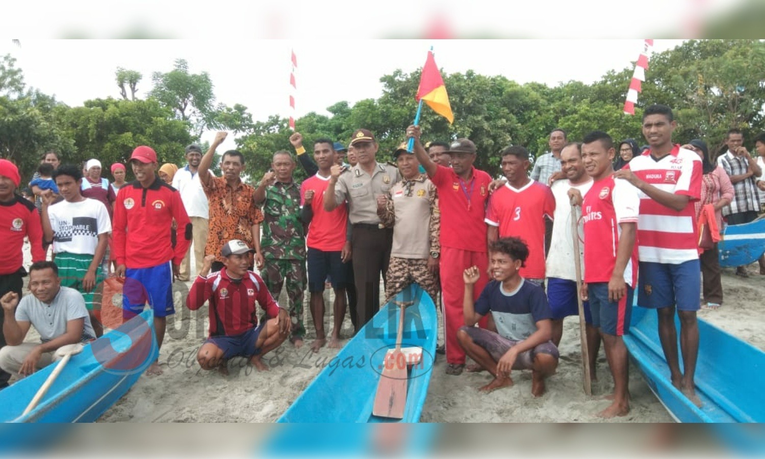 Suasana lomba Panggayong Manggurebe atau Perahu Dayung yang digelar Kecamatan Waplau, Kabupaten Buru demi memeriahkan HUT RI ke-74. (Foto: Adam S/SorotPublik)