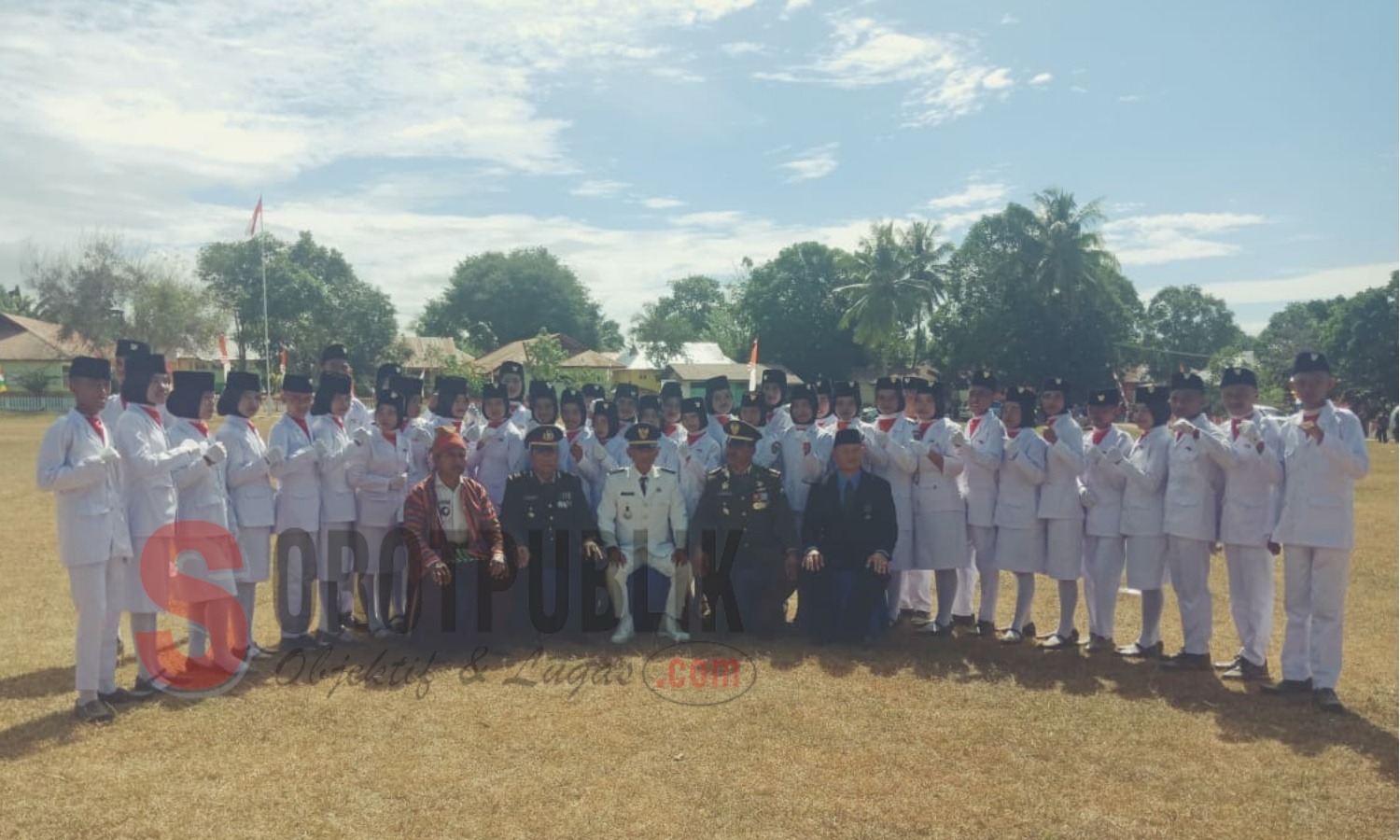 Foto bersama Camat Namlea, Effendi Latif bersama jajaran Muspika dan Paskibra usai melaksanakan Upacara Detik-Detik Proklamasi Kemerdekaan RI Ke-74. (Foto: Adam S/SorotPublik)