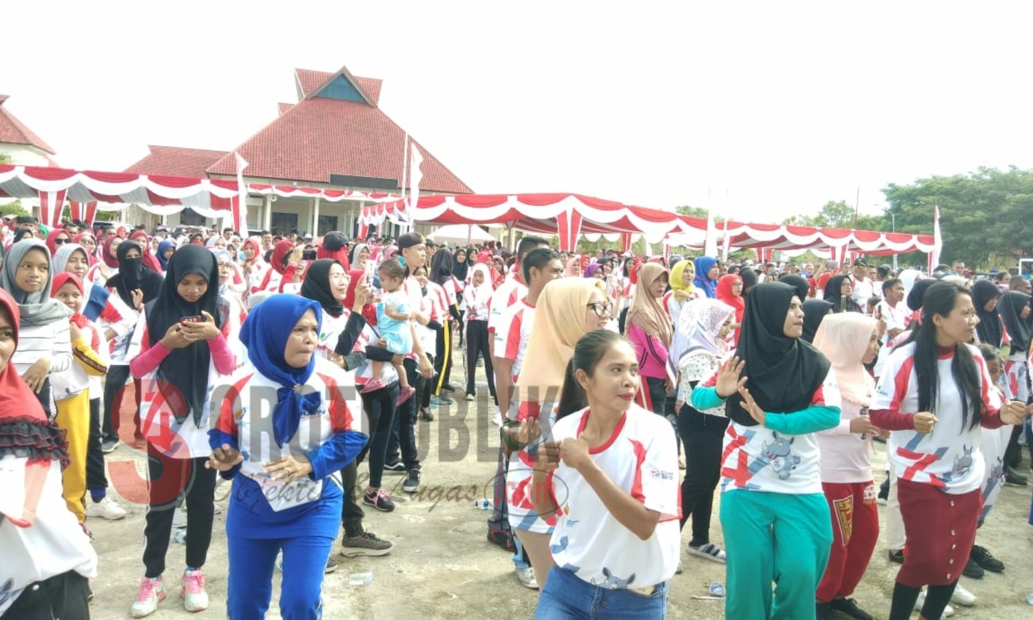 Para peserta Jalan Sehat 'BUMN Untuk Negeri di Pulau Buru' tampak antusias senam pagi di halaman Kantor Bupati, Minggu (18/08/2019). (Foto: Adam S/SorotPublik)