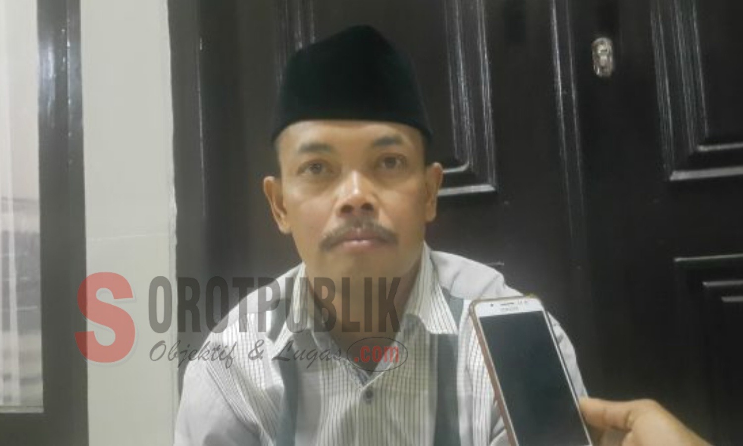 Mather, Kepala Dusun Maddungan, Desa Dasuk Timur, Kecamatan Dasuk, Sumenep. (Foto: Heri/SorotPublik)