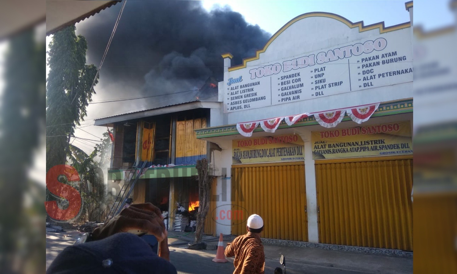 Toko Budi Santoso yang berada di Jalan Raya Payudan, Kecamatan Lenteng, Sumenep saat dilalap si jago merah. (Foto: Heri/SorotPublik)