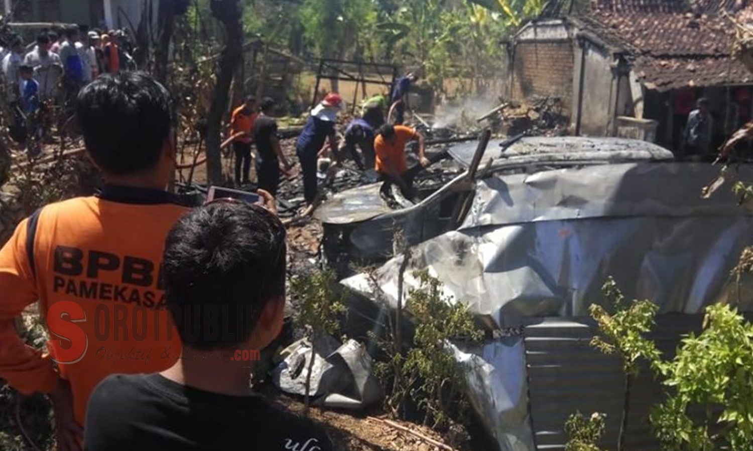 Saat sejumlah warga sekitar memadamkan api di TKP bersama BPBD setempat (Foto Rahim SOROTPUBLIK.COM)