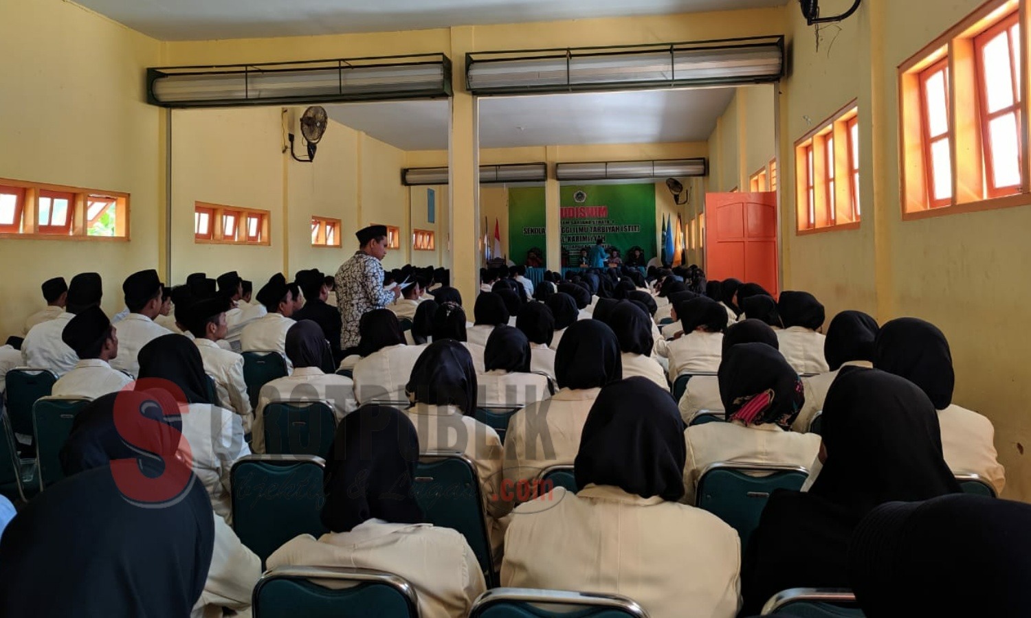 Suasana Yudisium Ke-8 STIT Al Karimiyyah, Beraji, Gapura, Sumenep. (Foto: Helmy/SorotPublik)