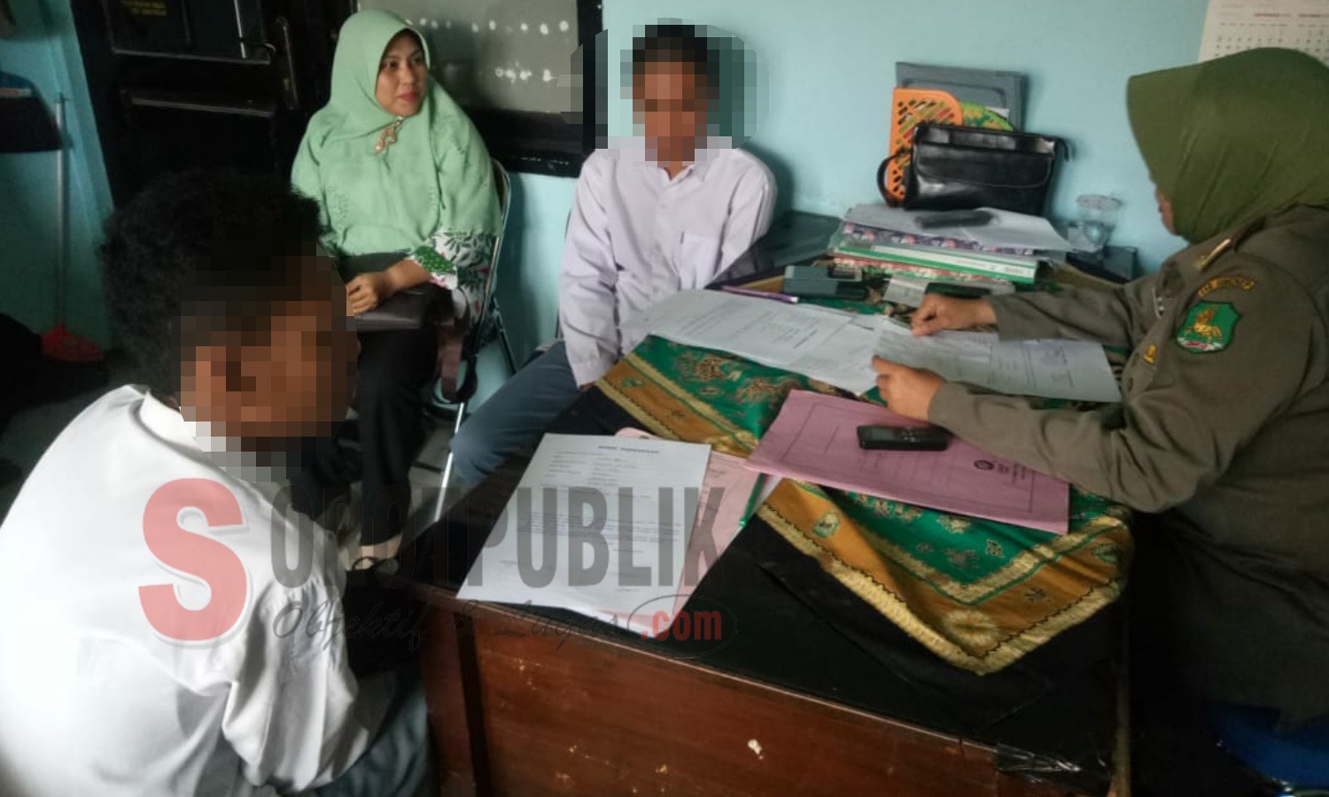 Dua siswa SMA swasta di Kabupaten Sumenep saat diberi pembinaan di Kantor Satpol PP Sumenep. (Foto: Heri/SorotPublik)