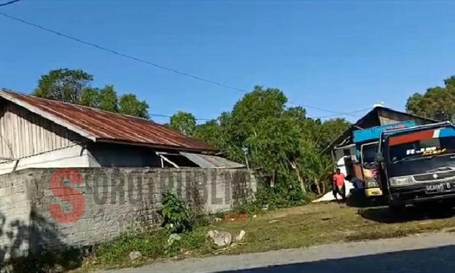 Para Napi Rutan Namlea, Kabupaten Buru saat sedang dipekerjakan di salah satu rumah pegawai lapas atau sipir Rutan Namlea, Sabtu (31/08/2019. (Foto: Adam S/SorotPublik)