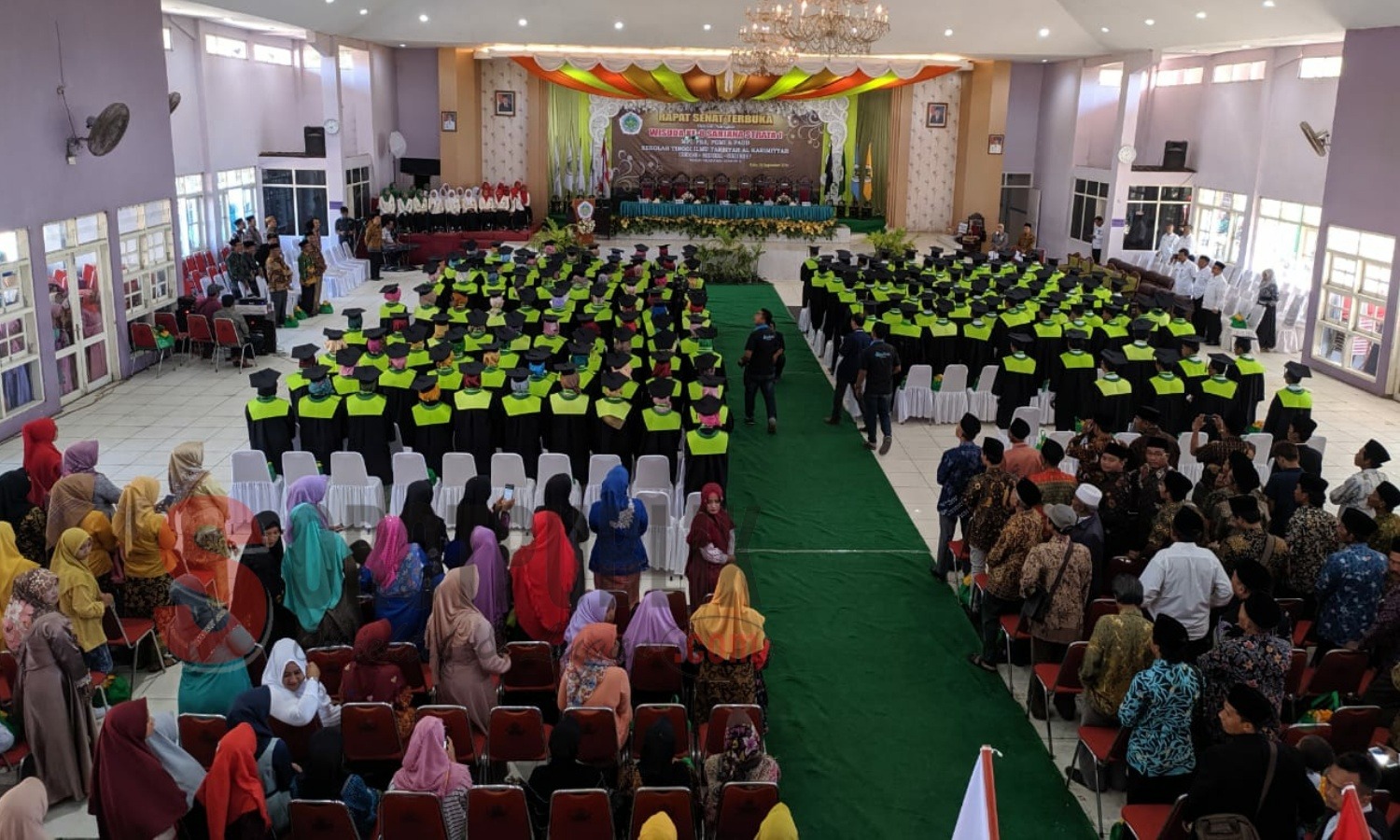 Suasana Wisuda Ke-8 Sarjana Strata 1 STIT Al Karimiyyah Beraji, Gapura, Sumenep di Gedung KORPRI. (Foto: Helmy/SorotPublik)