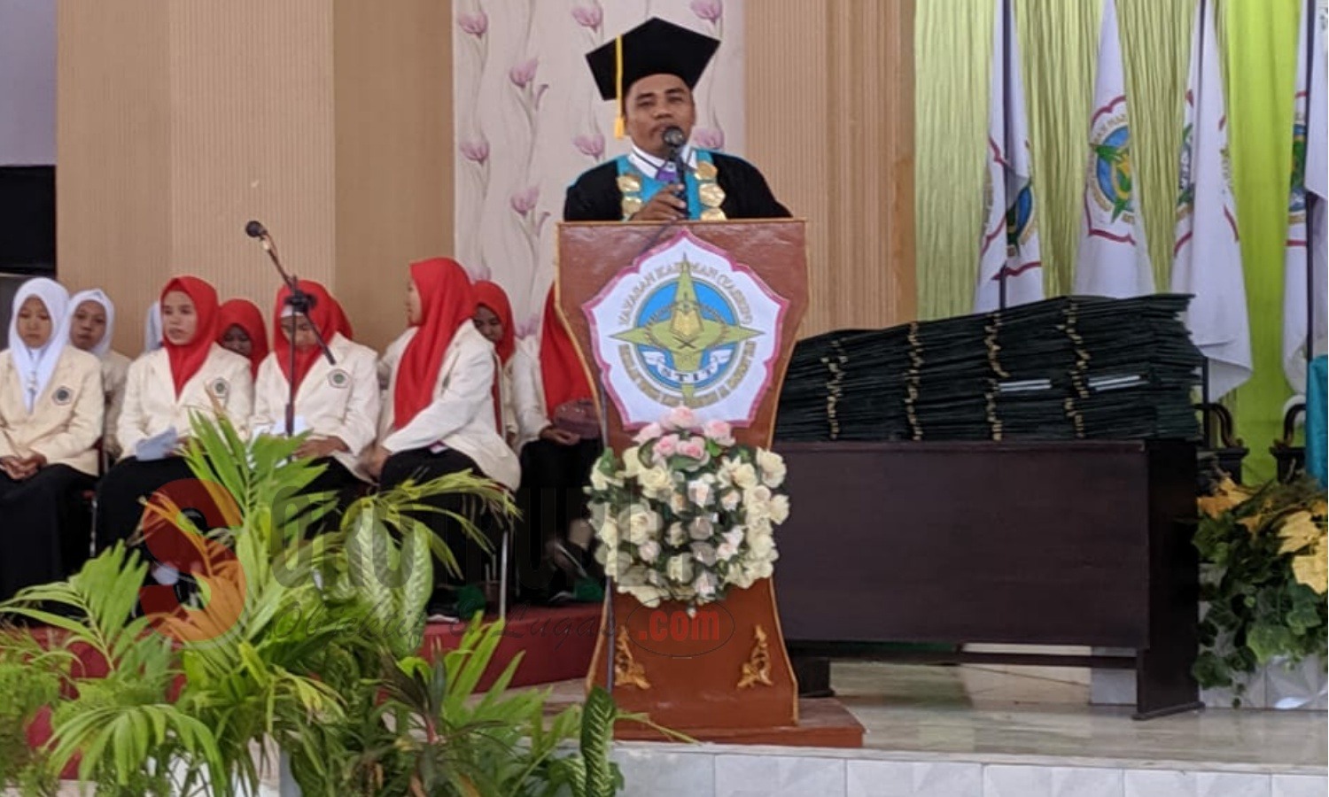 Ketua STIT Al Karimiyyah, Dr. Ach. Syaiful A'la, M.Pd.I. saat sambutan pada Wisuda Ke-8 Program Sarjana Strata 1. (Foto: Helmy/SorotPublik)