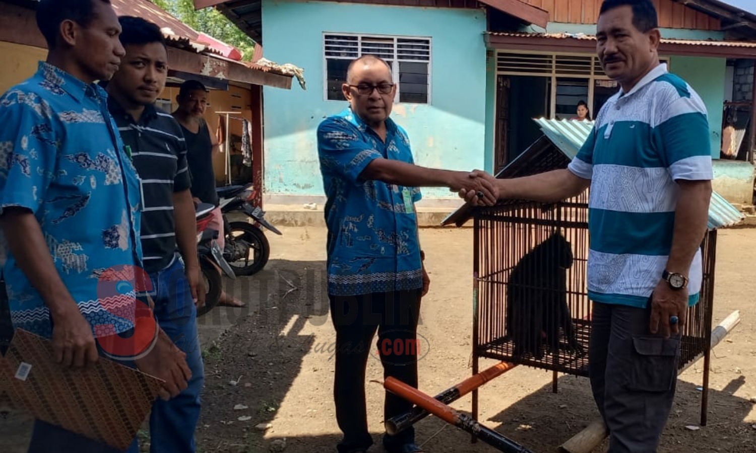 Said Bachmid, warga Kecamatan Tanah Tinggi, Ternate saat menyerahkan seekor Kera yang dipelihara ibunya kepada BKPSDM Ternate