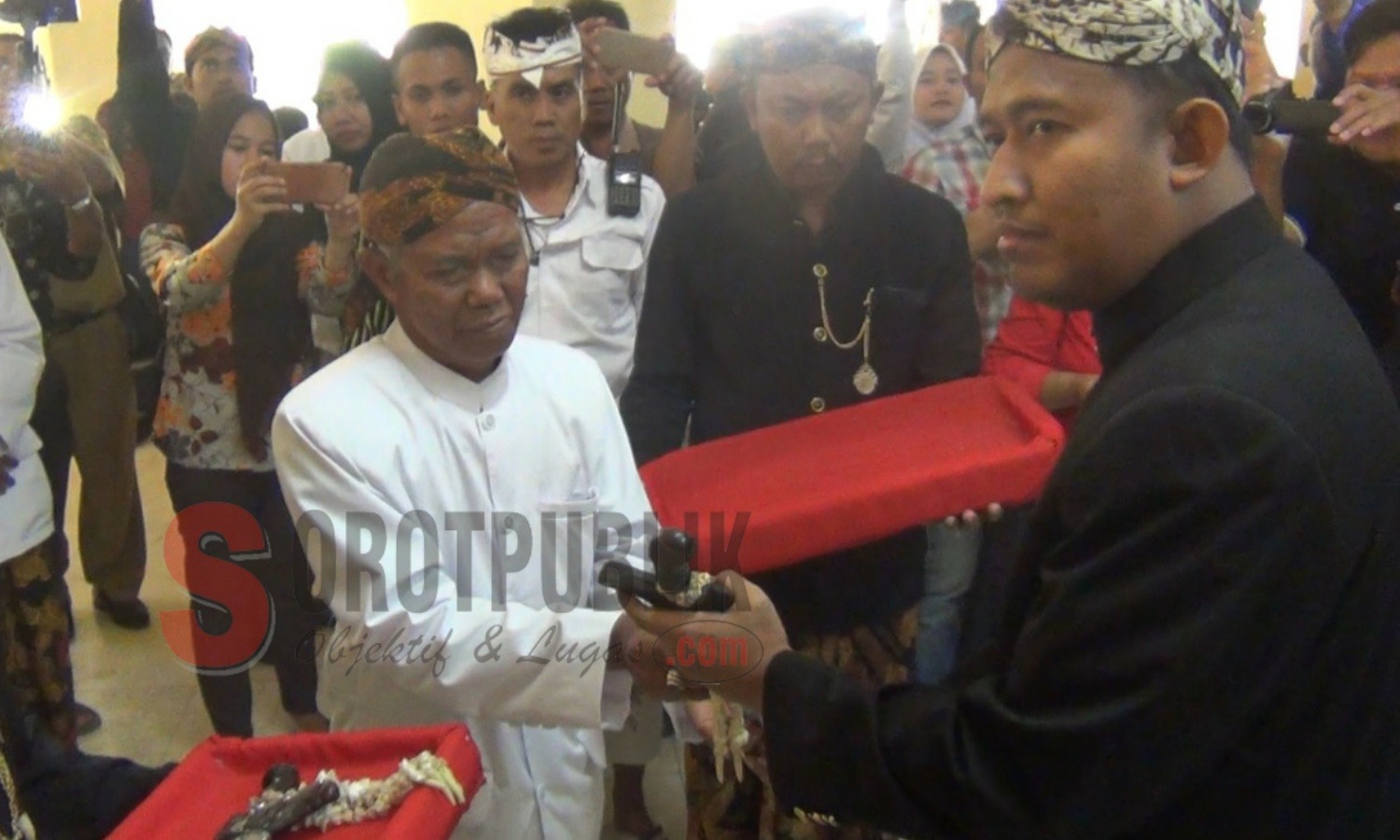 Wakil Bupati Sumenep, Achmad Fauzi saat menerima Keris Pusaka Keraton Sumenep di Pendopo Agung Keraton Sumenep dari empu Desa Aeng Tong-Tong, Kecamatan Saronggi. (Foto: Hairul/SorotPublik)