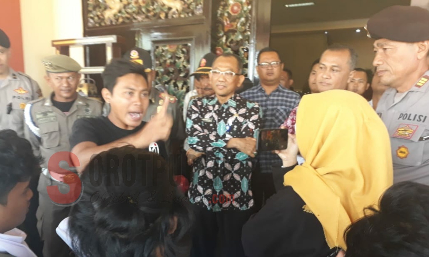 Saat Ketua FKMS bentak-bentak pihak pemerintah di depan lobi Kantor Bupati Sumenep. (Foto: Heri/SorotPublik)