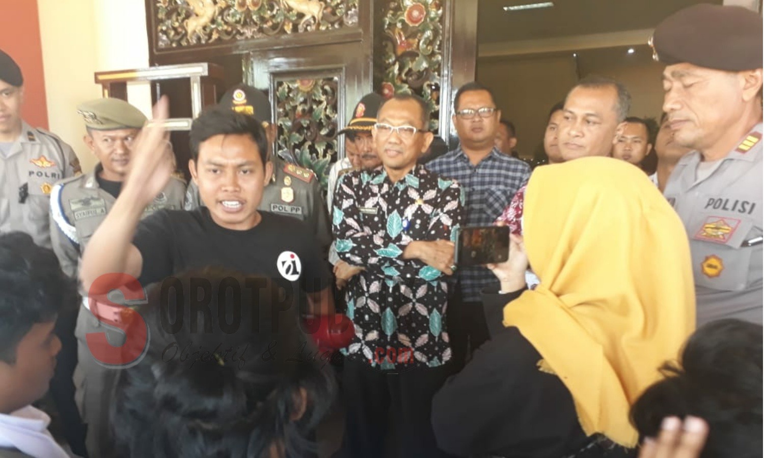 Ketua FKMS, Sutrisno, ketika menyampaikan aspirasi kepada pihak pemerintah di depan lobi Kantor Bupati Sumenep. (Foto: Heri/SorotPublik)