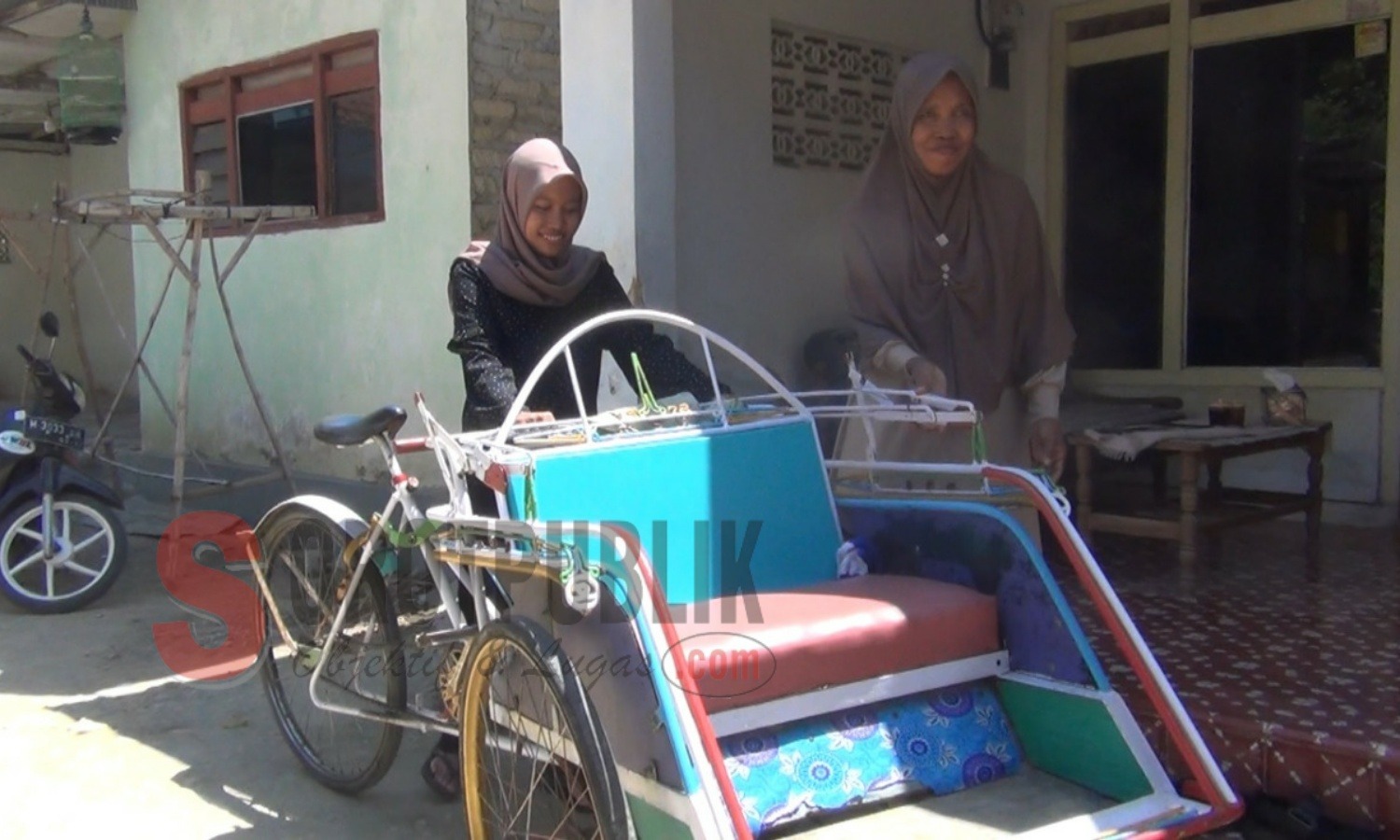 Lailatul Qomariyah bersama ibunya, Rusmiyati menunjukkan becak yang digunakan bapaknya untuk bekerja sehari-hari. (Foto: Karim/SorotPublik)