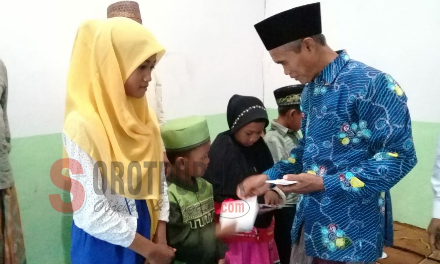 Anggota DPRD Sumenep Dapil V, H. Sami'oeddin, S.Pd. memberikan santunan kepada sejumlah anak yatim. (Foto: Helmy/SorotPublik)