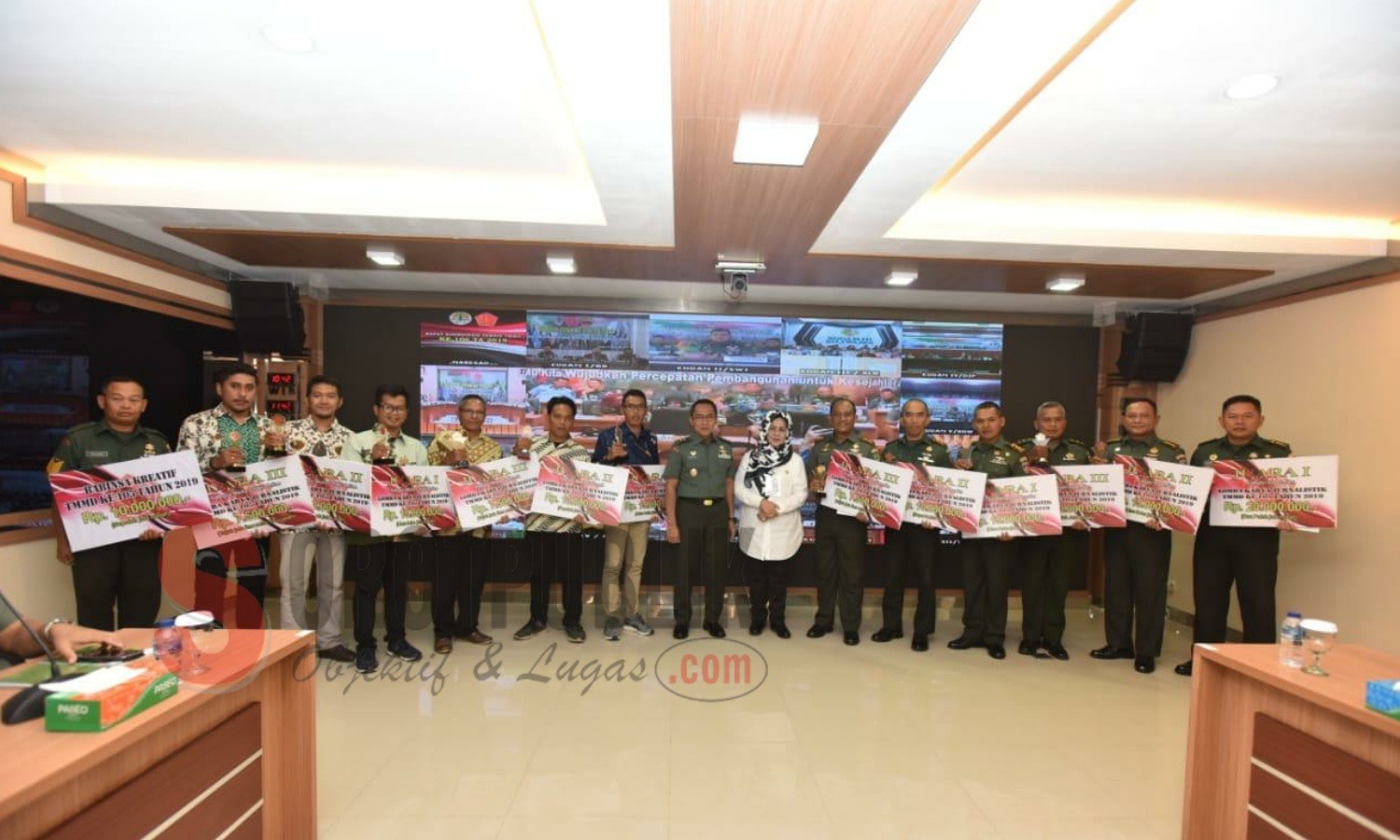 Foto bersama para juara Lomba Karya Jurnalistik program Tentara Manunggal Membangun Desa (TMMD) ke-105. (Foto for SorotPublik)