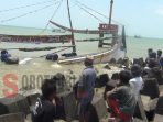 Akibat Diterjang Ombak, Perahu Nelayan di Sumenep Terbelah Dua Perahu Nelayan Dihantam Ombak