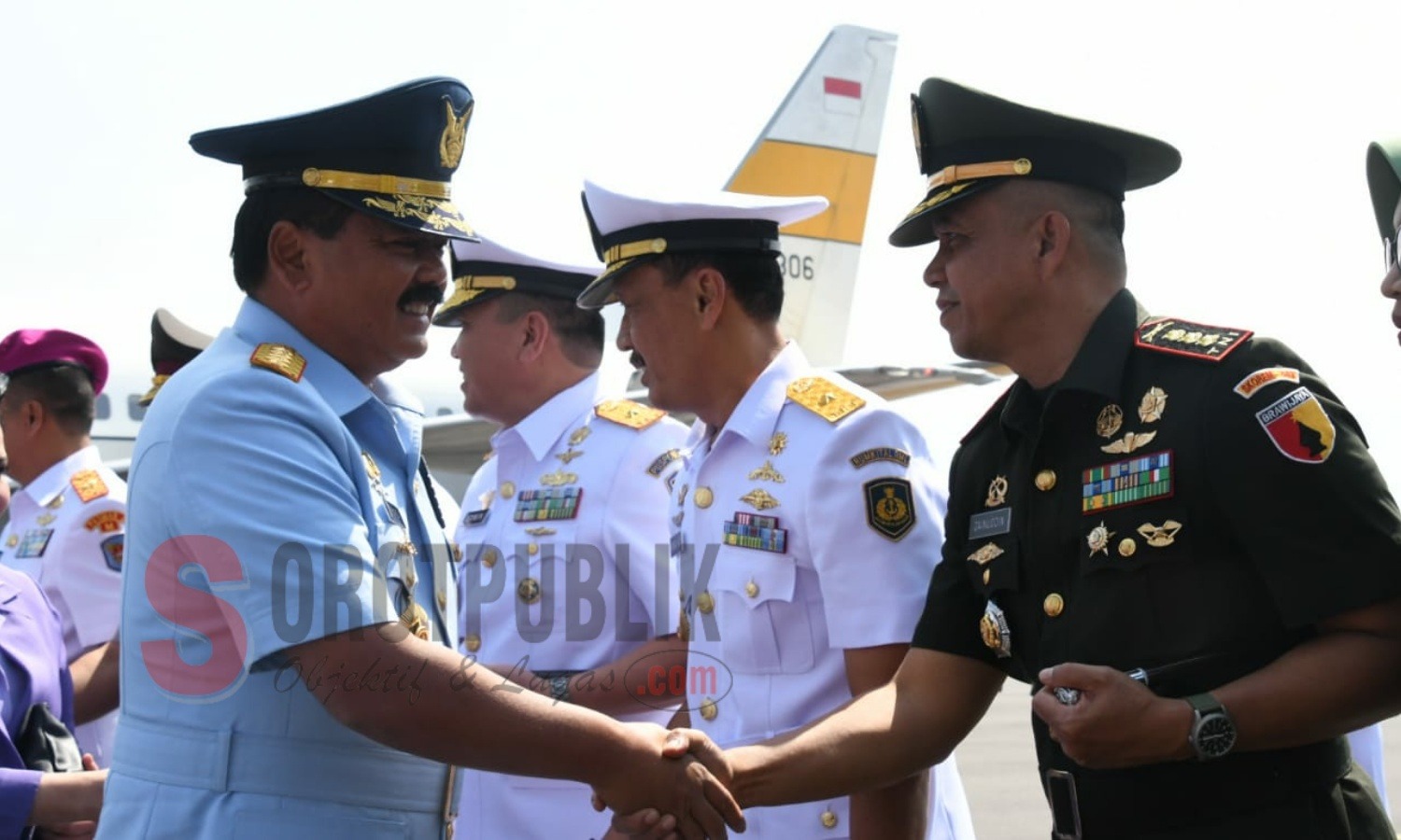 Panglima TNI Marsekal TNI Hadi Tjahjanto disambut Danrem 083/Baladhika Jaya, Kolonel Inf Zainuddin saat tiba di Bandara Abdurrahman Saleh Malang. (Foto for SorotPublik)