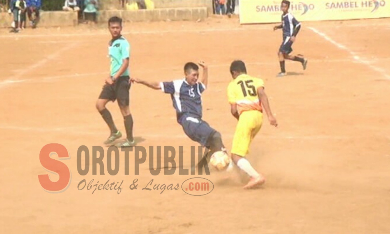 Pertandingan bapak final sepak bola Piala Bupati Cup ke-8 tahun untuk wilayah Bandung Raya di Lapangan Cipinang, Desa Cipinang, Kecamatan Cimaung, Bandung, Jawa Barat. (Foto: Asep Tedi/SorotPublik)