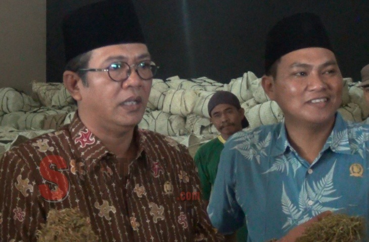 Ketua Sementara DPRD Sumenep, Hamid Ali Munir saat lakukan sidak ke gudang tembakau PT Kahuripan Semesta Patean, Sumenep. (Foto: Hairul/Mata Madura)