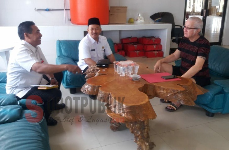 Saat Kepala Dispertahortbun Kabupaten Sumenep, Arif Firmanto datangi gudang tembakau yang berada di Desa Patean, Kecamatan Batuan. (Foto: Heri/SorotPublik)