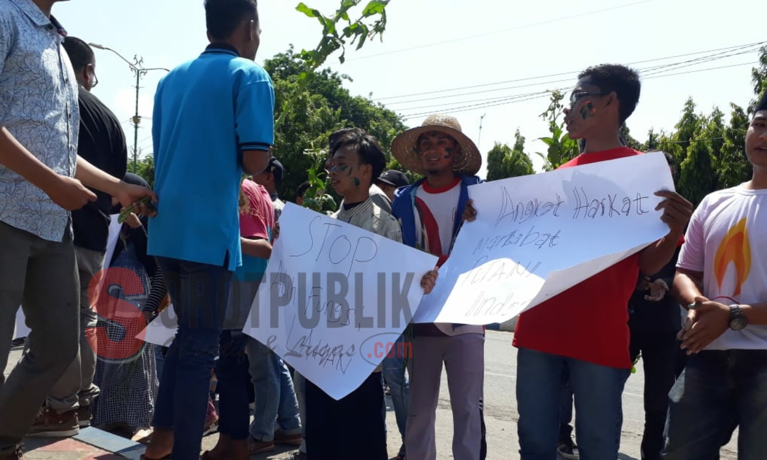 Aliansi Mahasiswa BRIPDA saat mendatangi Kantor DPRD Sumenep. (Foto: Heri/SorotPublik)