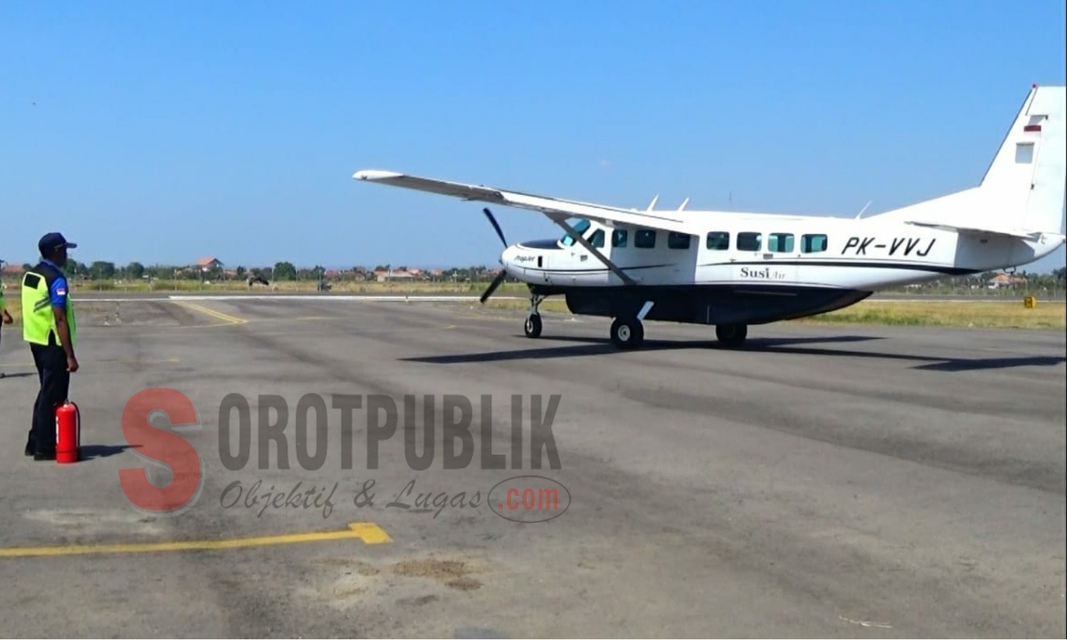 Pesawat jenis Cessna Grand Caravan milik maskapai Susi Air saat akan melakukan penerbangan komersil perdananya di Bandara Trunojoyo Sumenep. (Foto: Hairul/SorotPublik)