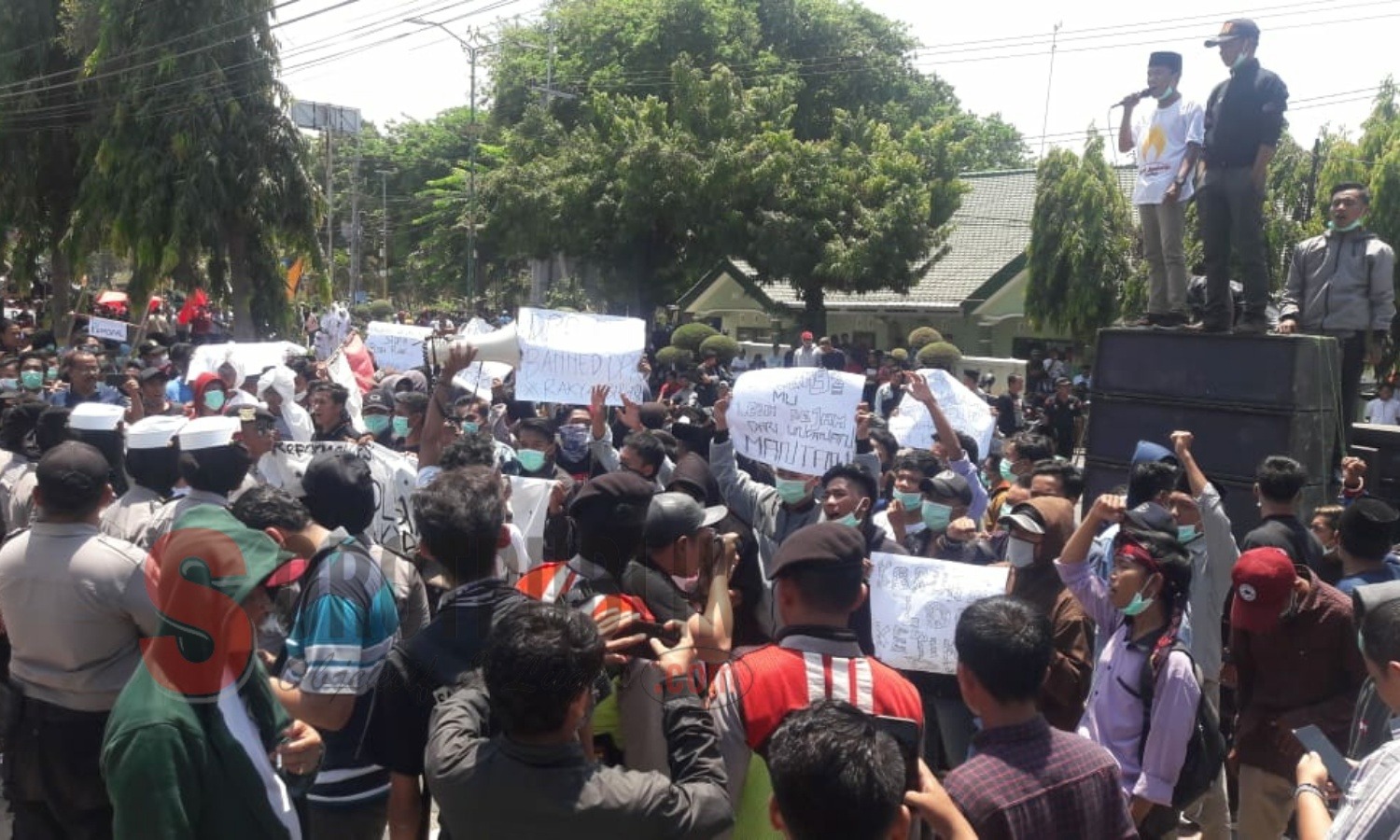 Ratusan mahasiswa saat melakukan aksi demo di depan Kantor DPRD Sumenep untuk menolak RUU KPK dan RKUHP. (Foto: Heri/SorotPublik)