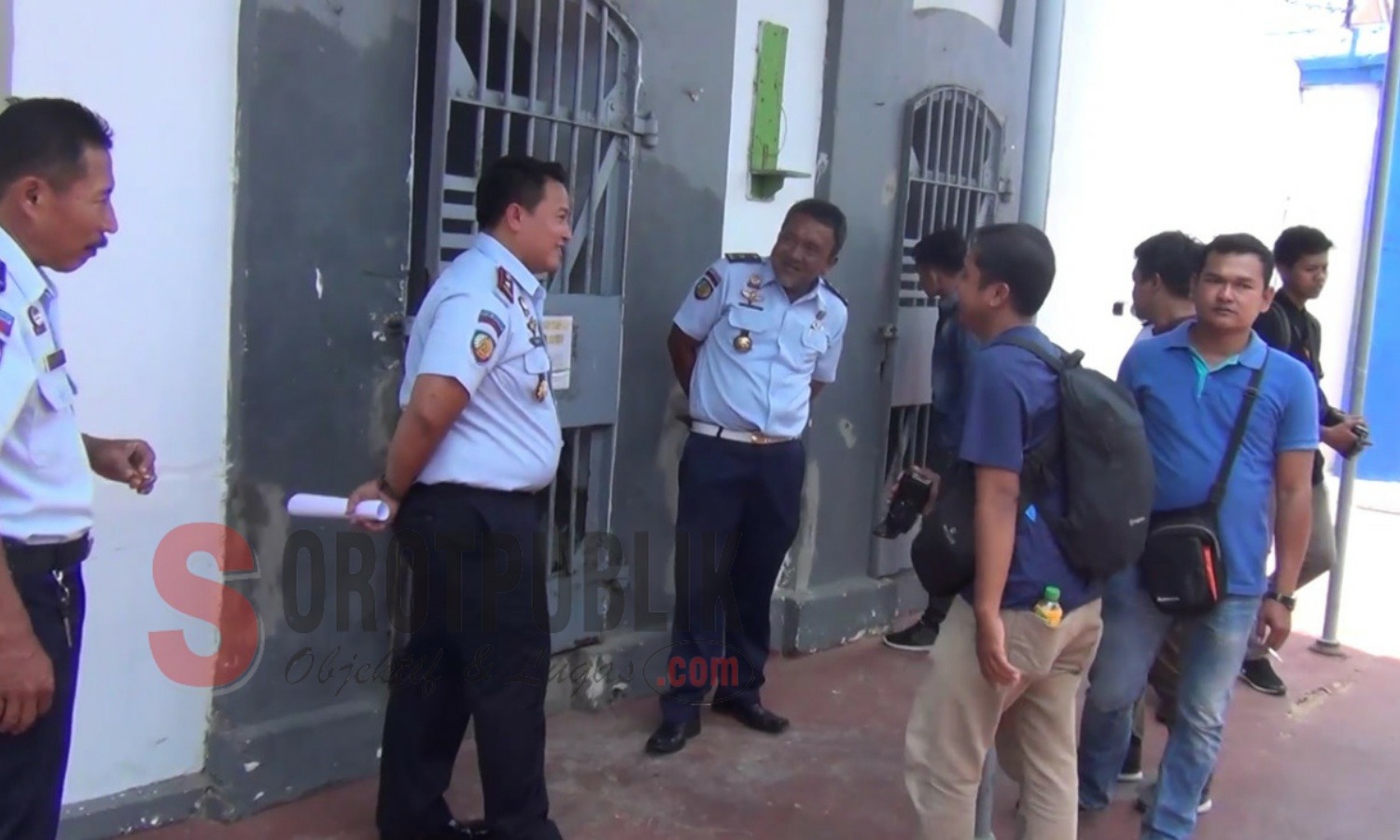 Kepala Rutan Kelas II B Sumenep, Beni Hidayat saat mengecek bekas sel Matrawi. (Foto: Irul/SorotPublik)