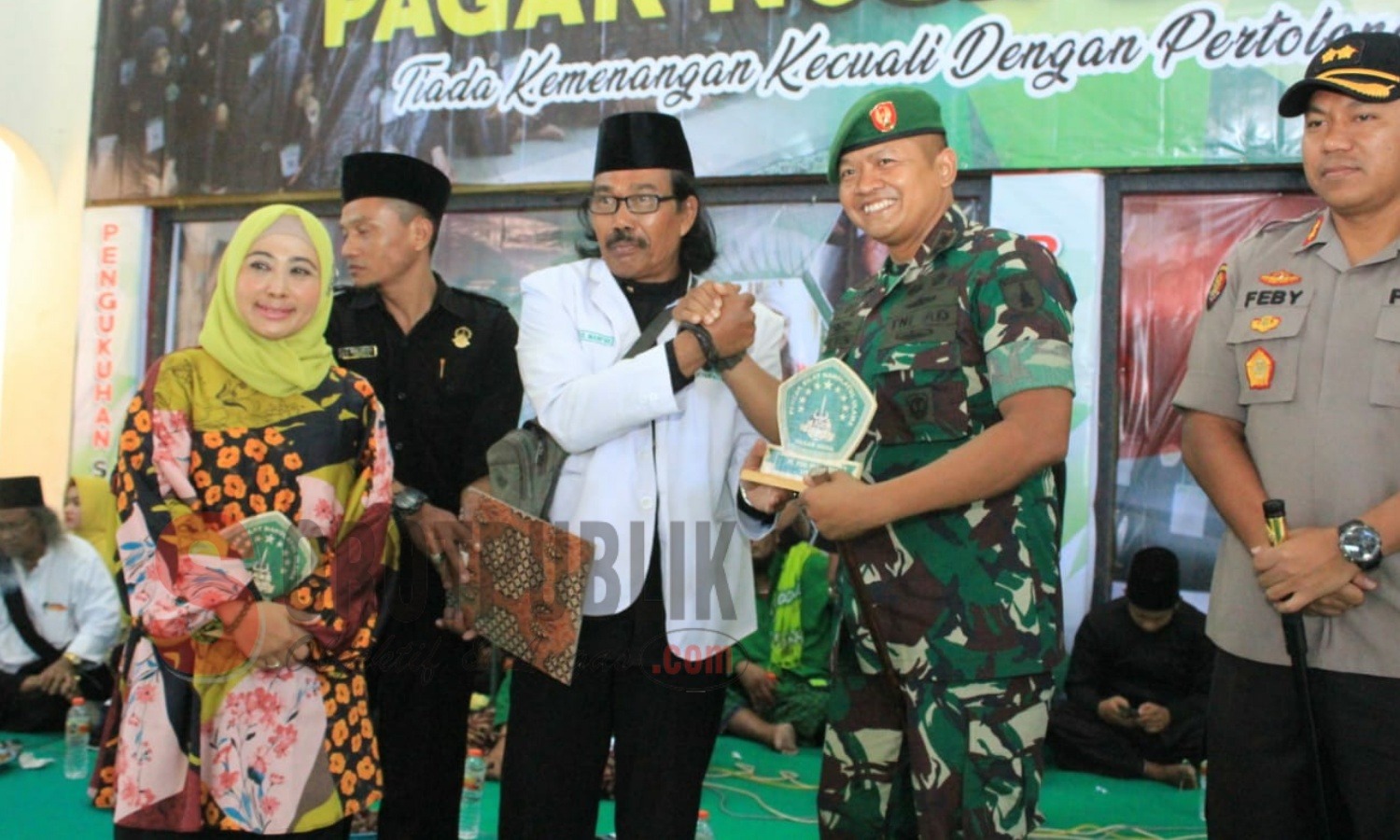 Dandim 0812/Lamongan, Letkol Inf Sidik Wiyono menerima cenderamata bersama Wakil Bupati Lamongan dan Kapolres Lamongan pada acara Pengukuhan Ratusan Santri menjadi Pendekar oleh Pagar Nusa Lamongan. (Foto for SorotPublik)