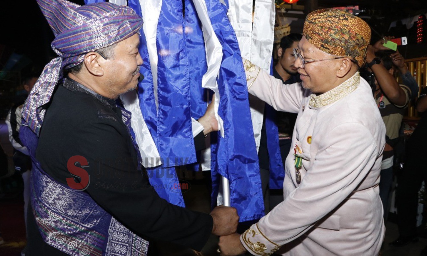 Bupati Kabupaten Sumenep saat memberikan simbolis pendera kerajaan Foto (Humas Pemkab Sumenep)