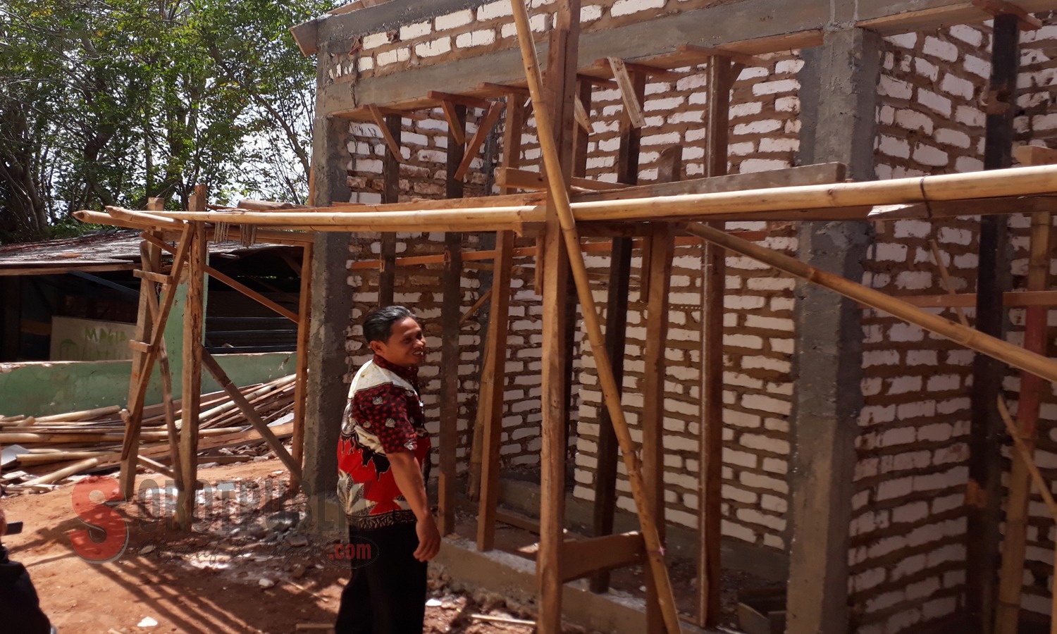 Nurkholis saat tunjukkan salah satu gedung sekolah yang mendapatkan bantuan rehabilitasi sekolah Foto(Heri SOROTPUBLIK.COM)