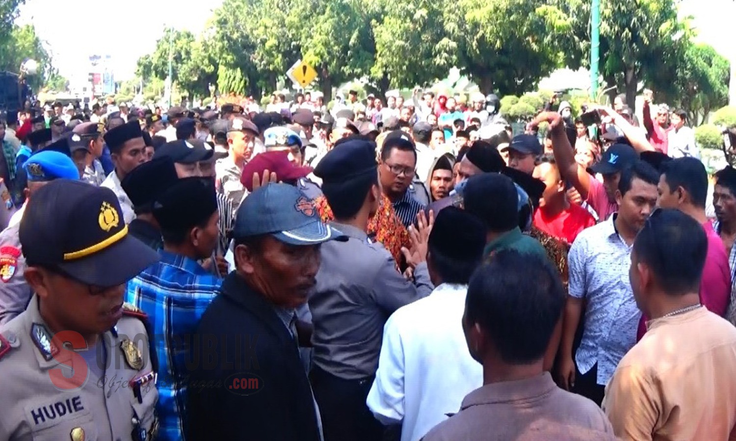 Ribuan warga saat melakukan aksi unjuk rasa di depan Kantor DPRD Sumenep Foto (Hairul/ SOROTPUBLIK.COM)