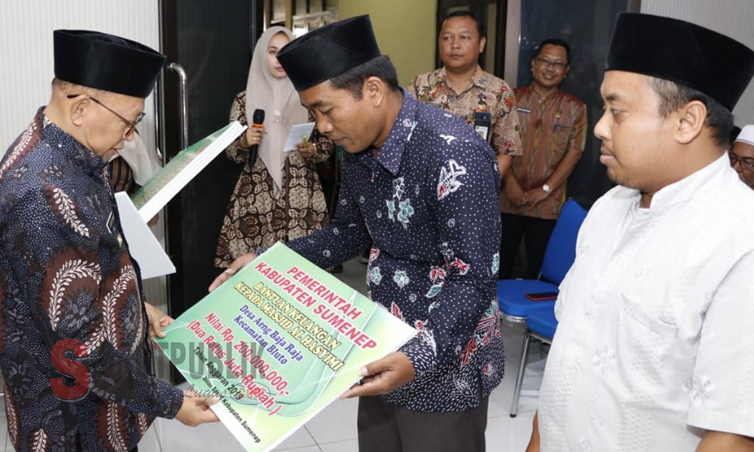 Bupati Sumenep saat menyerahkan bantuan hibah keuangan lembaga di Aula Dinsos Foto (Uut, Humas Pemkab Sumenep)