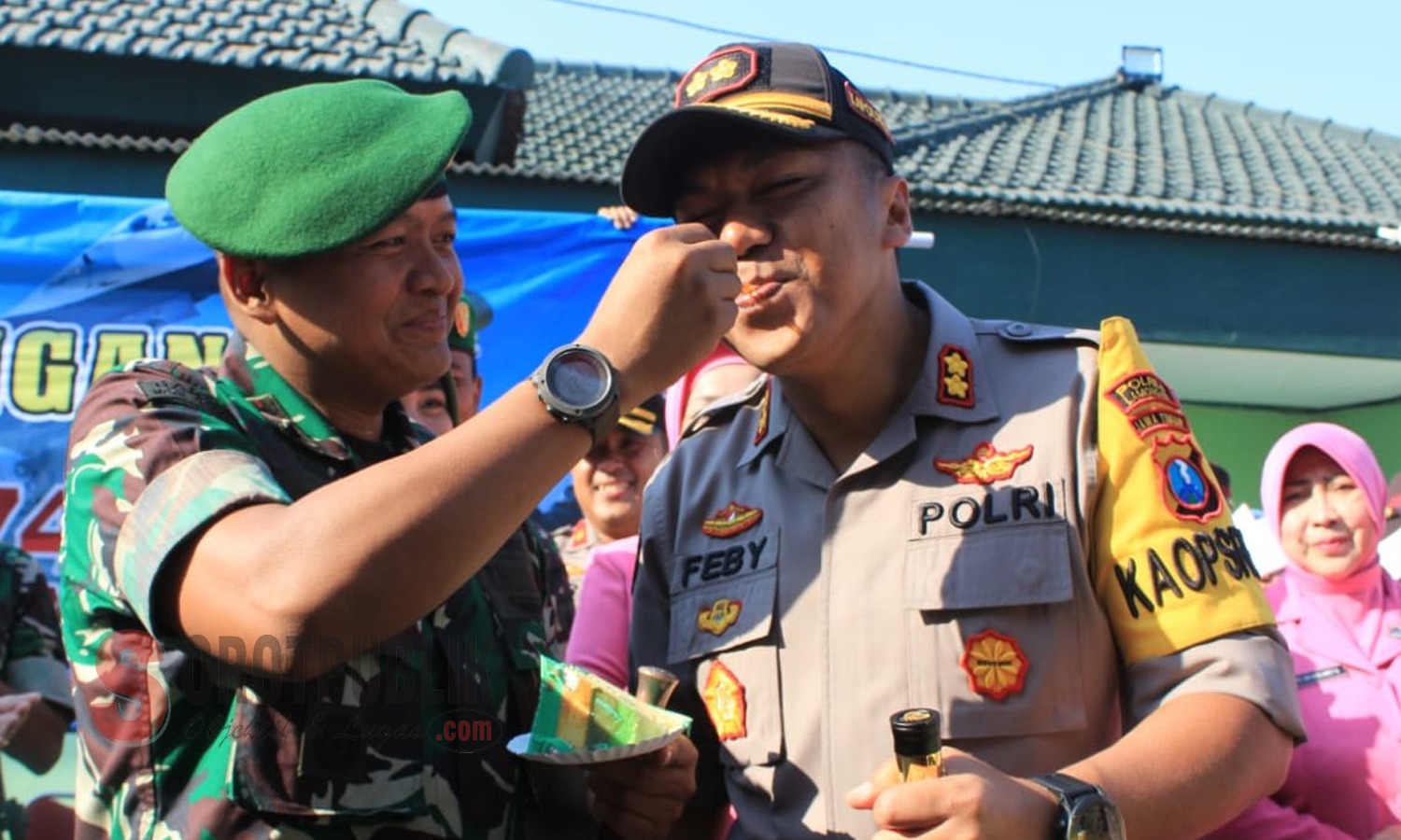 Momen Dandim dan Kapolres,Lamongan aling suap nasi tumpeng Foto (Amdin)