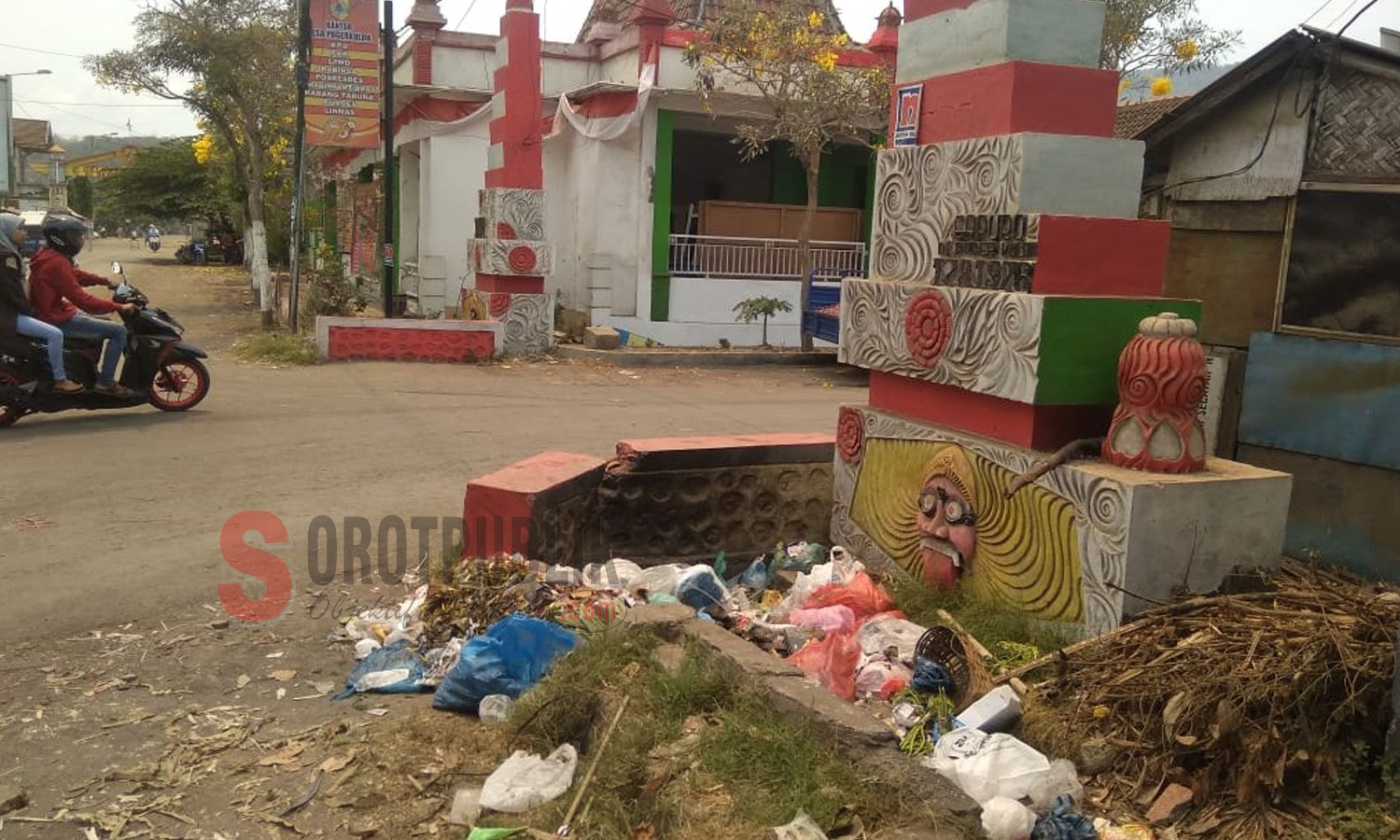 Terlihat sampat di drainase depan SDN 1 Puger, Kecamatan Puger, Kabupaten Jember Foto (Salman_SOROTPUBLIK)