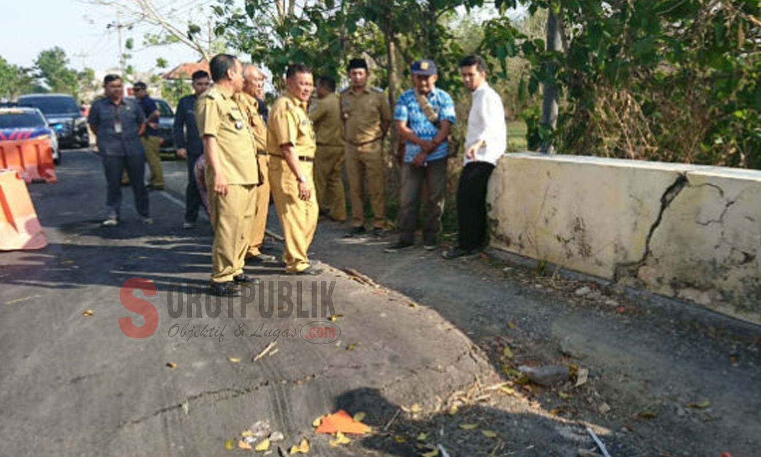 Emil Dardak saat tinjau Jalan Nasional yang ambles di Kabupaten Sampang (Foto: Is)