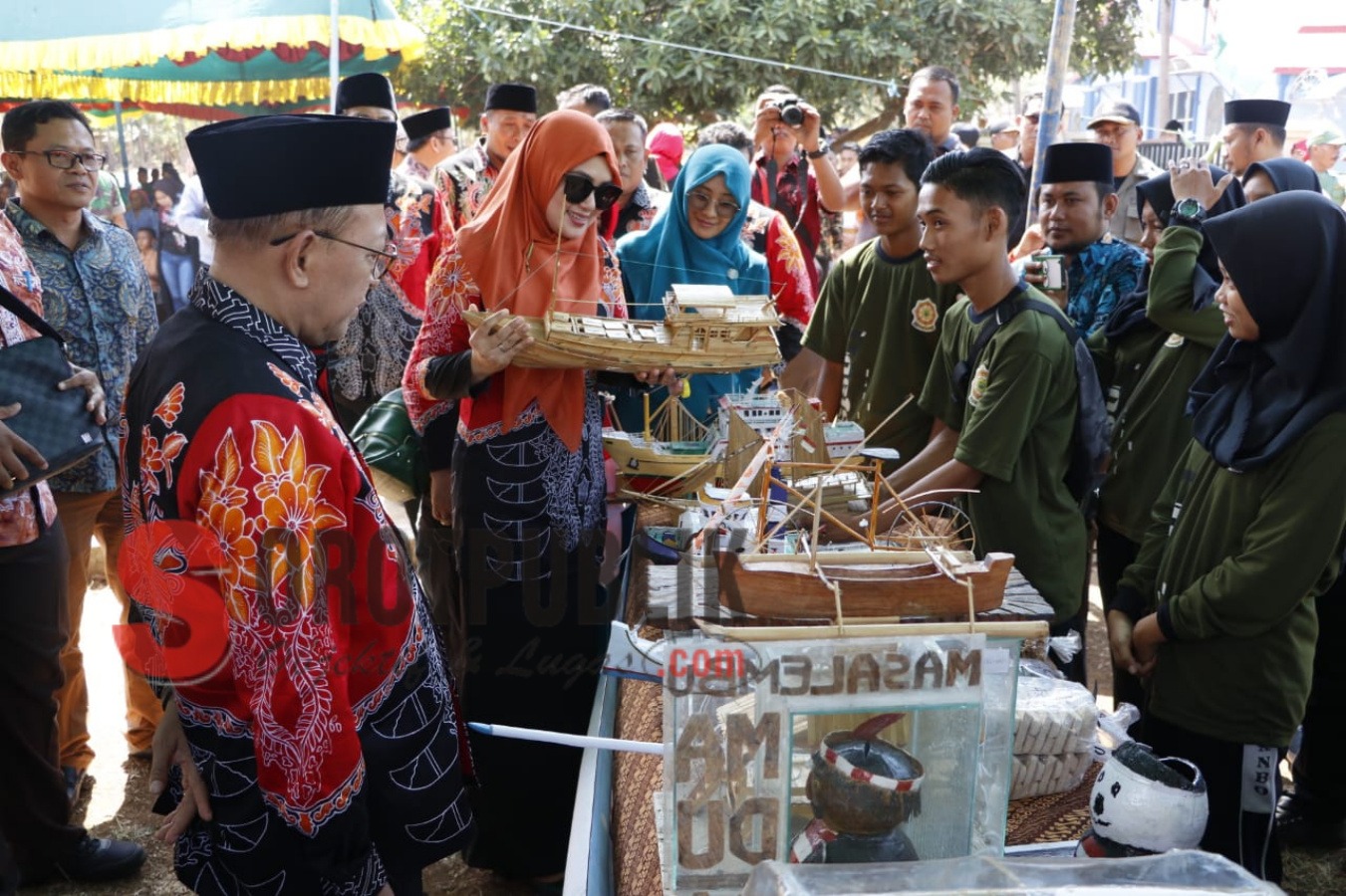 KH. A. Busyro Karim, Bupati Sumenep bersama Forkopimda tinjau produk warga Masalembu (Foto: Humas Pemkab Sumenep)