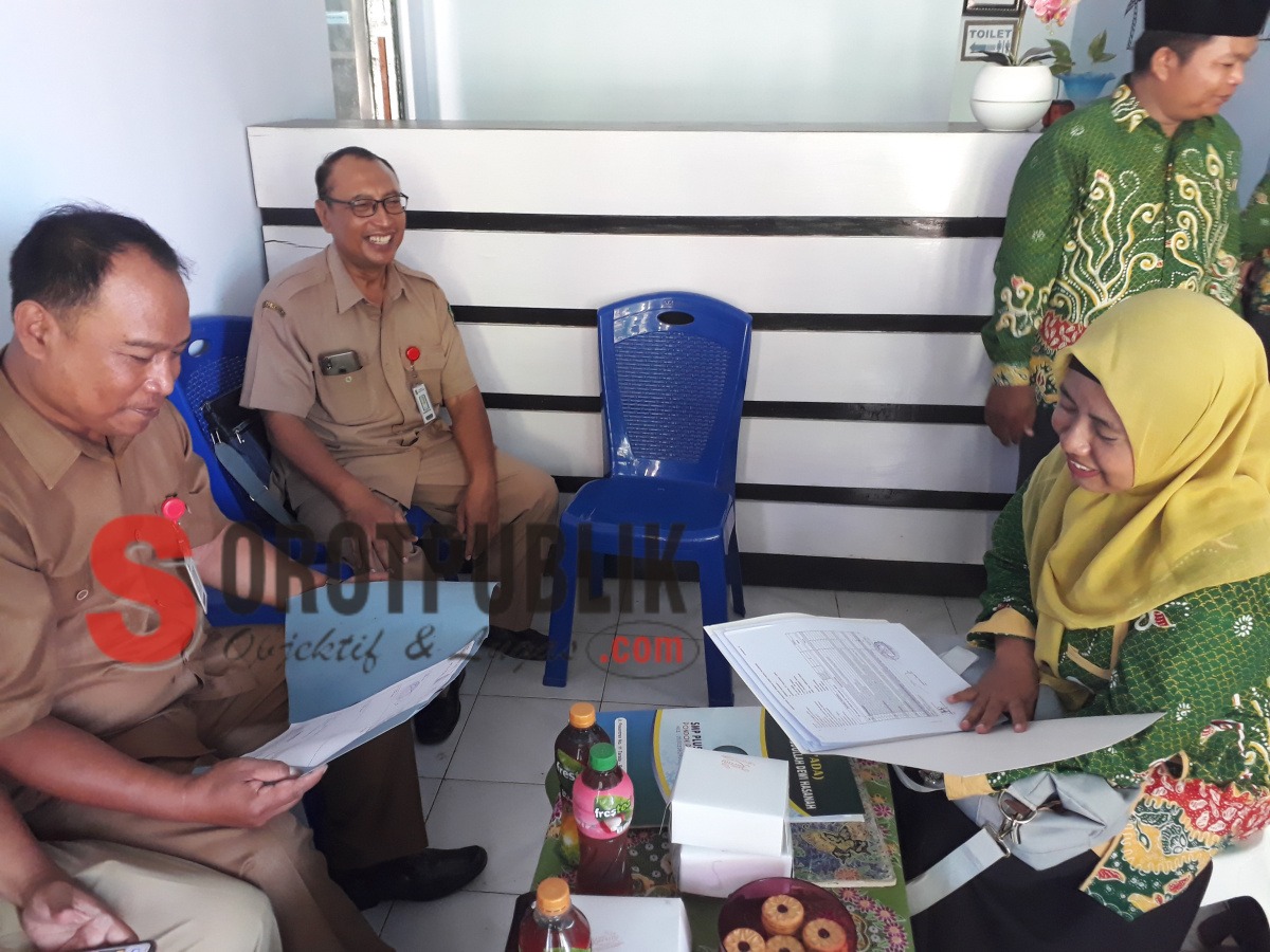 Kanan Bapak Zainal bersama tim mounitoring ke SMP Plus (Foto: Heri_SOROTPUBLIK)